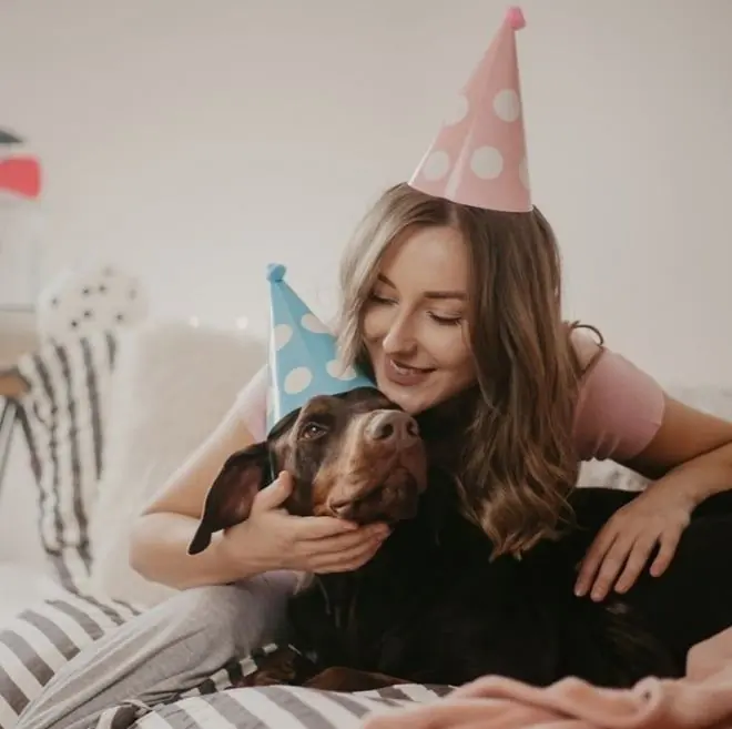 Perro y dueña festejando con snacks
